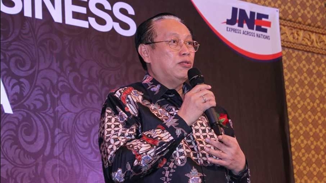 Kisah Pendiri JNE, Mualaf yang Bisa Memiliki Bisnis Raksasa Berkat Sedekah dan Dukungan Istri